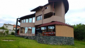  Villa Kerа  Близнаци
